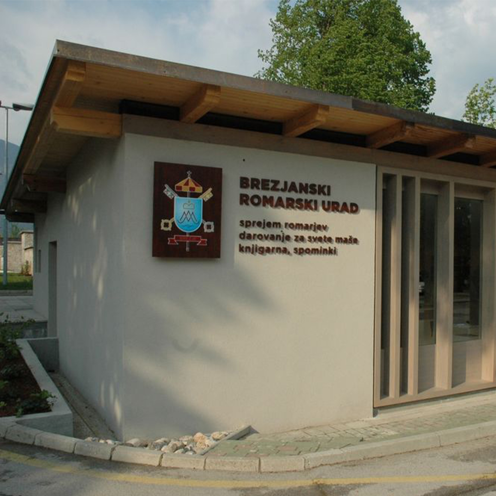 - Marija Pomagaj Brezje (marija.si)